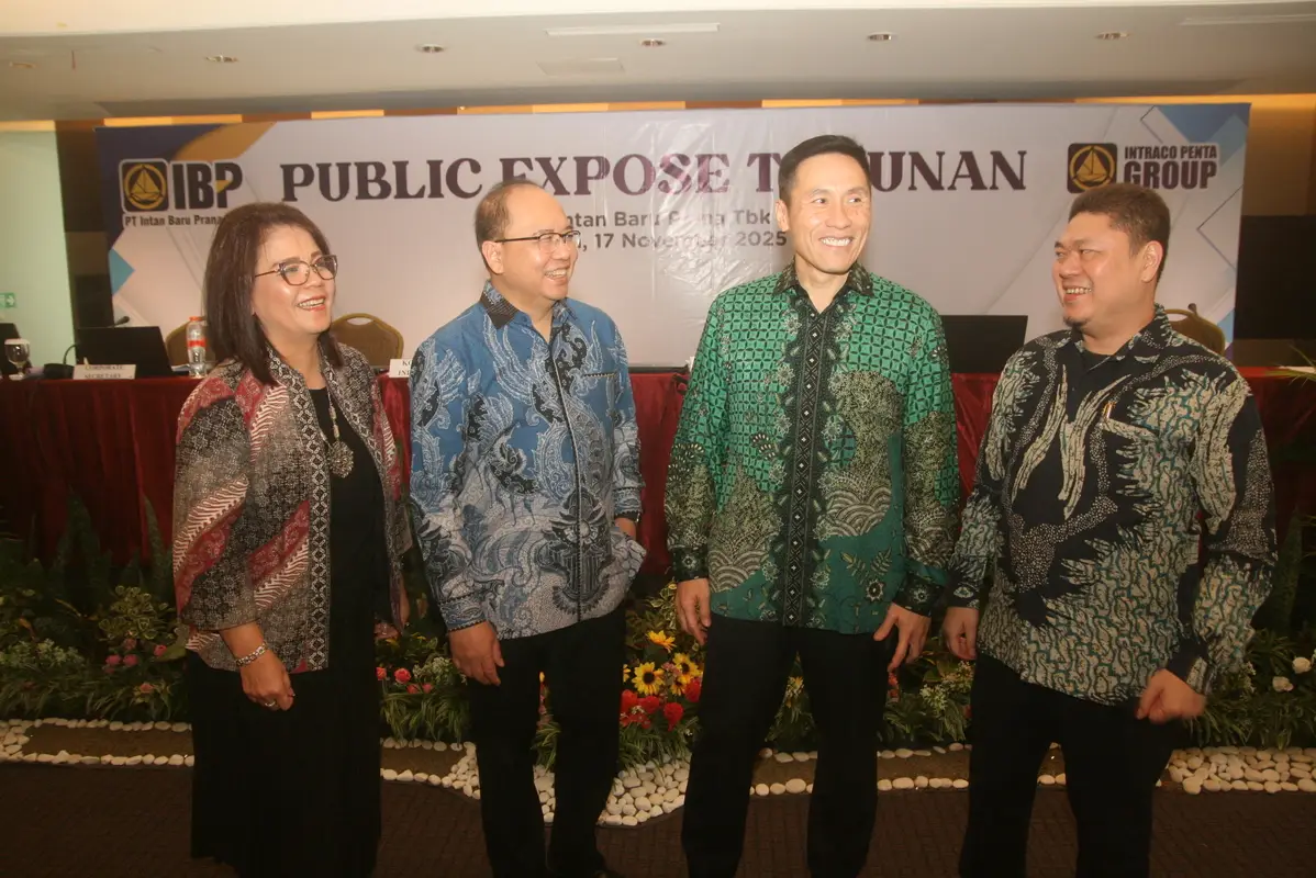 group photo with the management of PT Intan Baru Prana Tbk